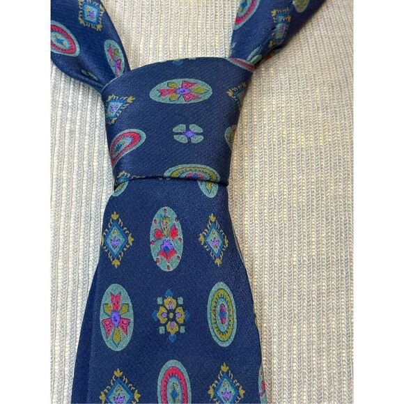 Yves Saint Laurent Men’s 100% Silk Necktie - Picture 8 of 9